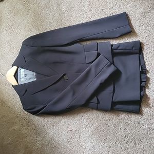 Tahari Skirt Suit Sz 2